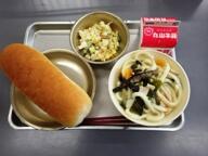 コッペパン　　わかめうどん　　カリフラワーのサラダ