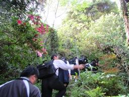 避難訓練のようす　山を登る