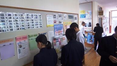 教科を決めてホワイトボードにネームプレートを貼ります