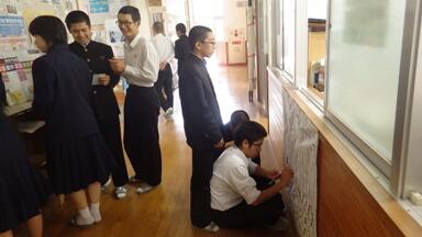 受講する教科の色シールを教科一覧表に貼ります