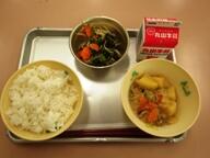 ごはん　　じゃがいものそぼろ　　小松菜のごま和え