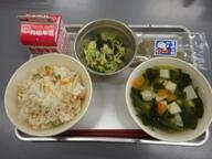 たけのこ寿司　　海草サラダ　　とうふのすまし汁　　柏餅