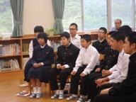 読み聞かせを聞く生徒