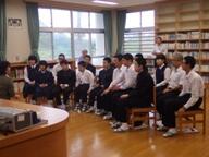 読み聞かせを聞く生徒