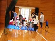 練習を待つ保育所の子どもたち