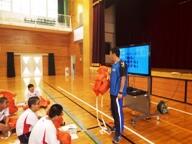 ライフジャケットの着用の仕方を学ぶ生徒