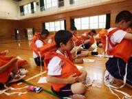 ライフジャケットの着用の仕方を学ぶ生徒