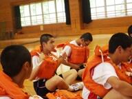 ライフジャケットの着用の仕方を学ぶ生徒