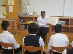 読み聞かせをしている生徒