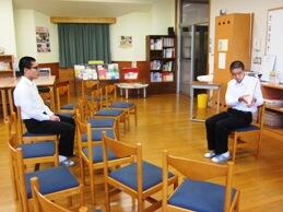 本番の前に練習している生徒