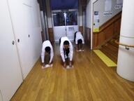 廊下のぞうきんがけをする野球部員
