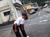 あいさつをする生徒