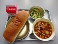 コッペパン　　チリコンカン　　チーズサラダ