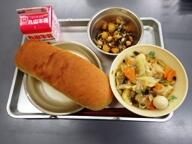 コッペパン　　厚揚げの中華煮　　さつまいもと大豆の揚げ煮