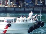 海上タクシーに乗っている子どもたち