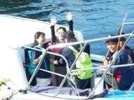 応援の保護者も海上タクシーで島を出発