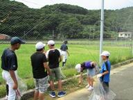 ごみを集める小学生、中学生