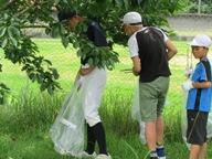 ごみを集める小学生、中学生