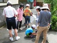 清掃をしている児童、生徒、地域の方々