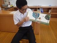 読み聞かせをする生徒