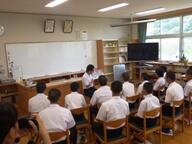 読み聞かせを聞く生徒 読み聞かせを聞く生徒