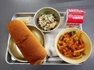 コッペパン　　鶏肉とマカロニのトマト煮　　　ビーンズサラダ　　りんごジャム