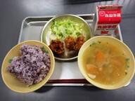 ゆかりごはん　　鶏の唐揚げ　　ゆでキャベツ　　コーンスープ