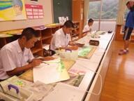 風景画の色塗りのようす