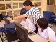 インターネットで調べています。