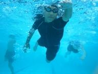 泳いでいる生徒