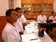 説明を聞いている生徒