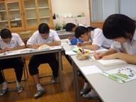 問題を解いている生徒