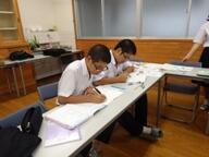 残って勉強している生徒