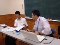 一緒にいる学級担任