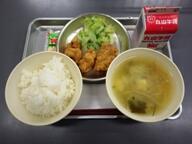 ごはん　　チキン南蛮　　タルタルソース　　ゆでキャベツ　もやしのみそ汁