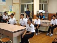 発表を聞く生徒