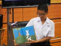 英語の絵本の読み聞かせ