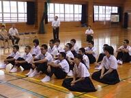 話を聞く子どもたち