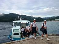 高速艇から下りてきた生徒