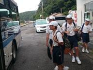 バスに乗り込む生徒