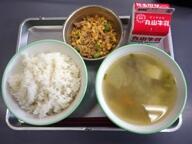 ツナそぼろ丼 麦ごはん 豚汁 ツナそぼろ丼 麦ごはん 豚汁