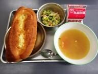 マヨネーズパン　　青豆サラダ　　トマトとタマネギのスープ