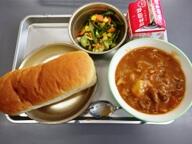 コッペパン ビーフシチュー ドレッシングサラダ コッペパン ビーフシチュー ドレッシングサラダ