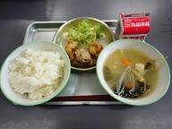 ごはん　　鶏肉の唐揚げ　　ゆでキャベツ　　もやしのみそ汁