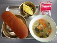 黒糖パン　　ほうれん草オムレツ　　ビーンズサラダ　　野菜スープ