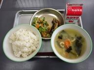 麦ごはん いわしの生姜煮 かりかり和え 里いものみそ汁 麦ごはん いわしの生姜煮 かりかり和え 里いものみそ汁