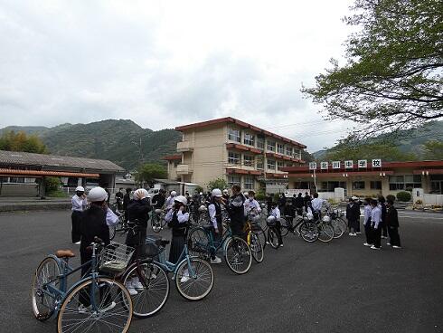 自転車点検。１年生の様子