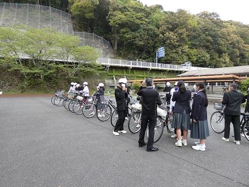 自転車点検。２年生の様子