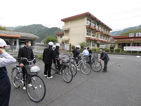 自転車点検。３年生