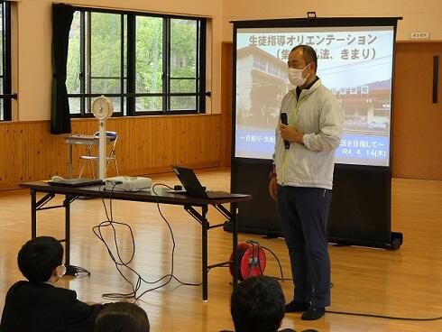 生徒指導。司会による説明